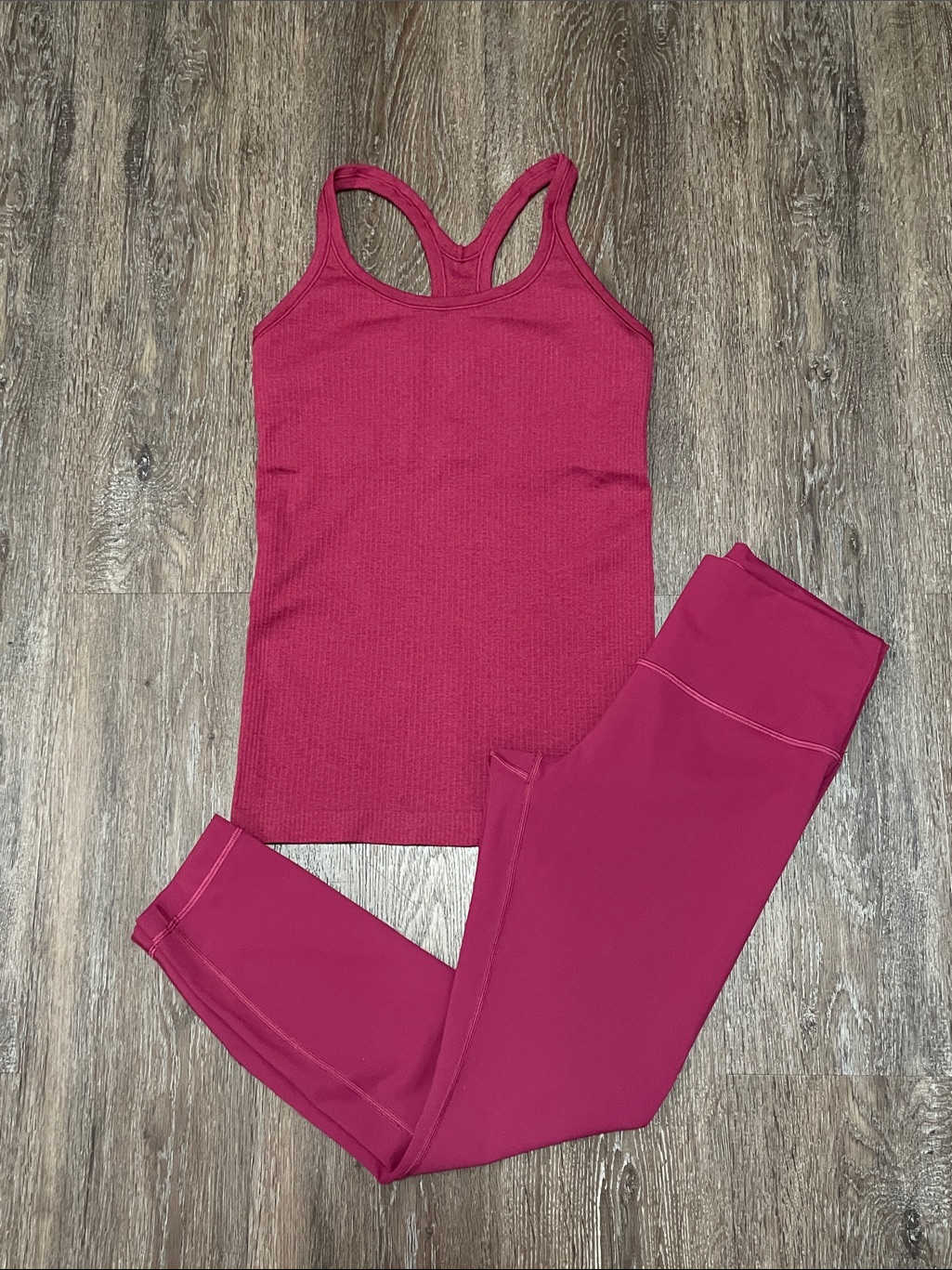 Like New Lululemon Matching Pomegranate Set. Size Top 6/Bottom 8